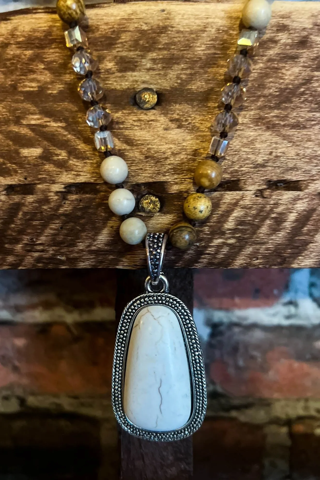 NATURE'S CHARM NECKLACE CRYSTAL & IVORY